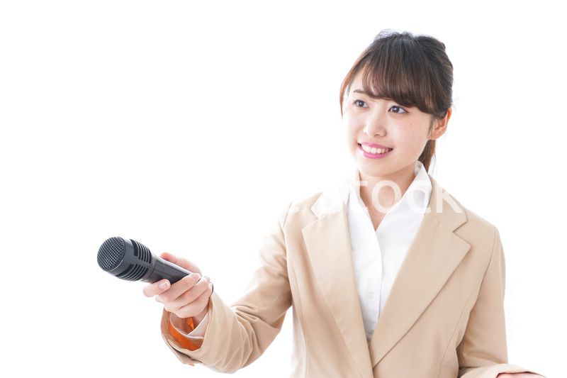 インタビューをする女性