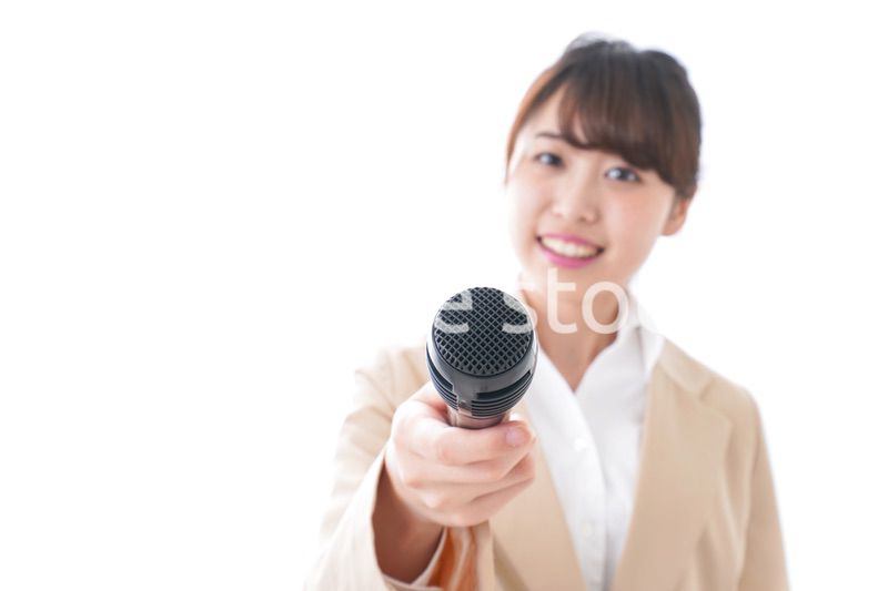 インタビューをする女性
