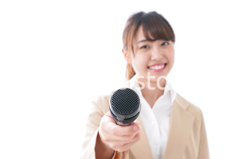 インタビューをする女性