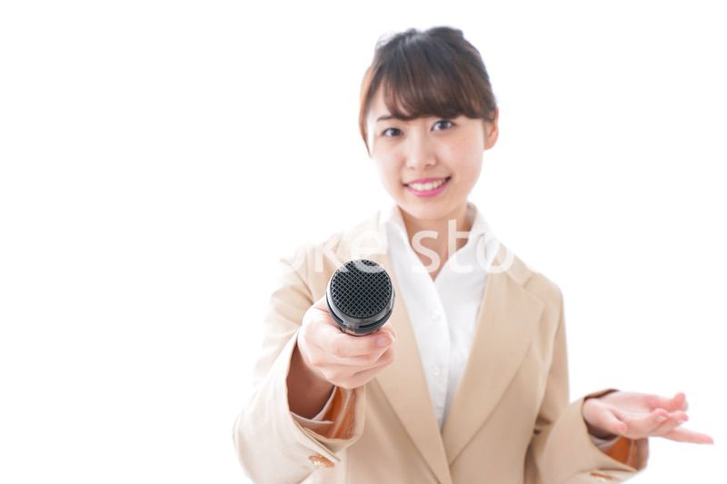 インタビューをする女性