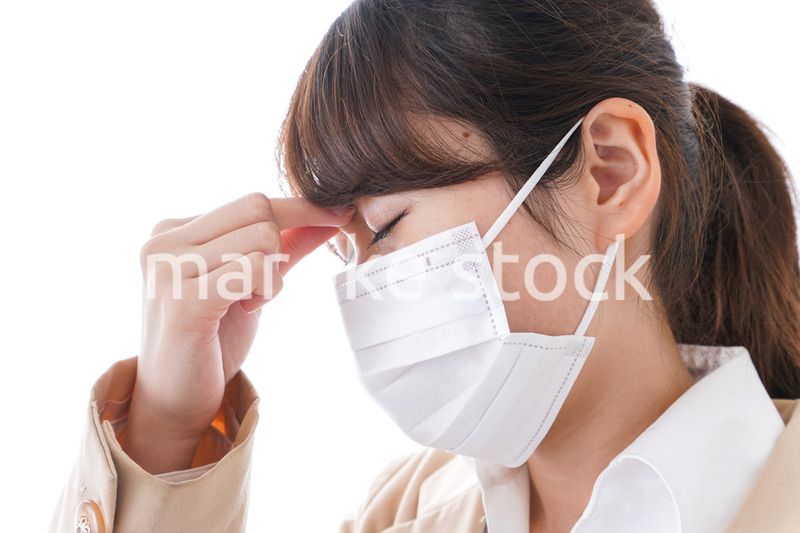 風邪をひいたビジネスウーマン