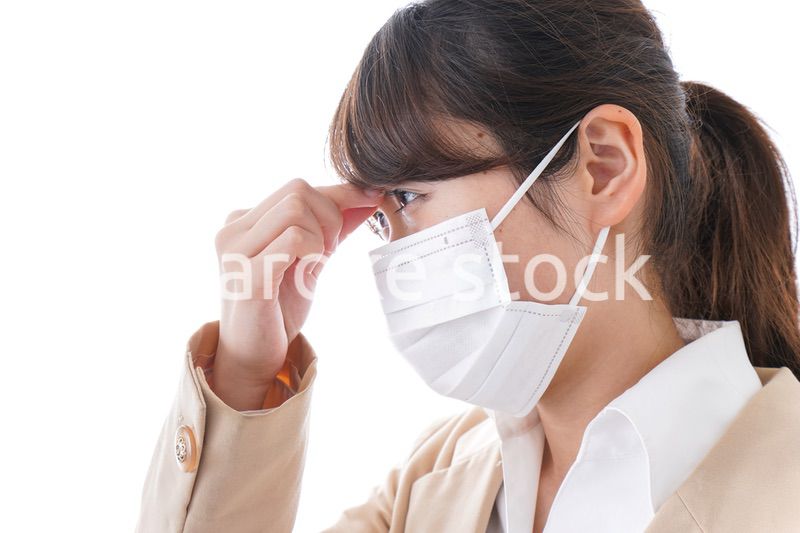 風邪をひいたビジネスウーマン