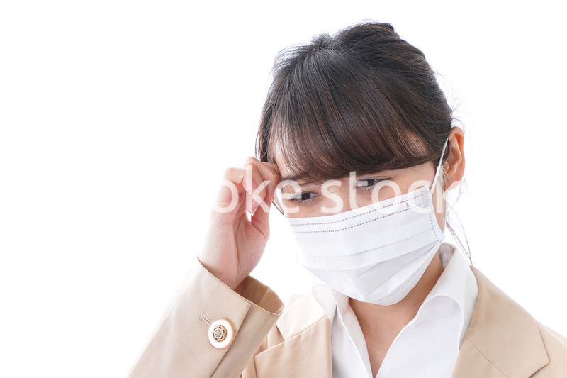 風邪をひいたビジネスウーマン