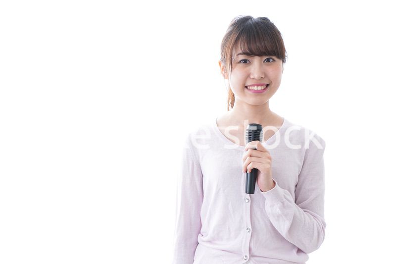 マイクで話す女性