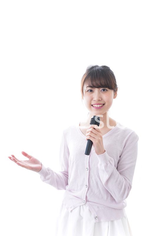 マイクで話す女性