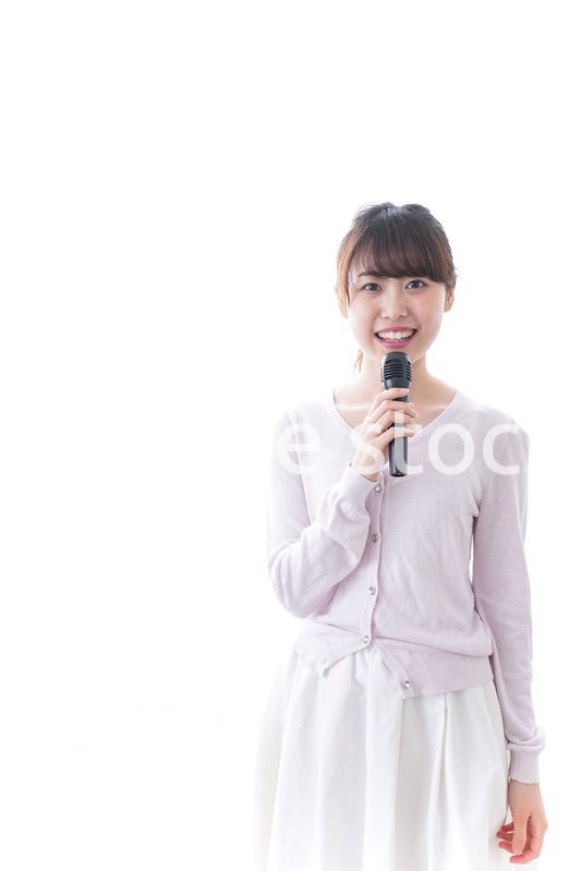 マイクで話す女性