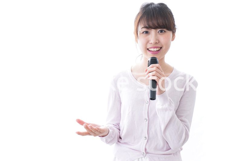 マイクで話す女性