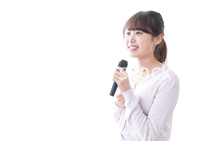 マイクで話す女性