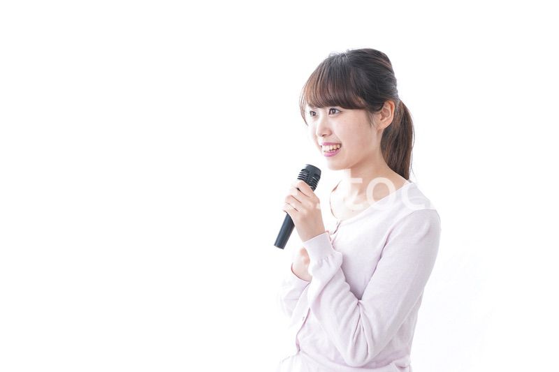 マイクで話す女性