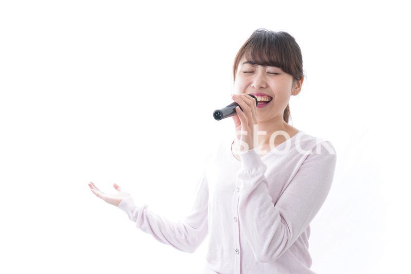 カラオケで歌う女性