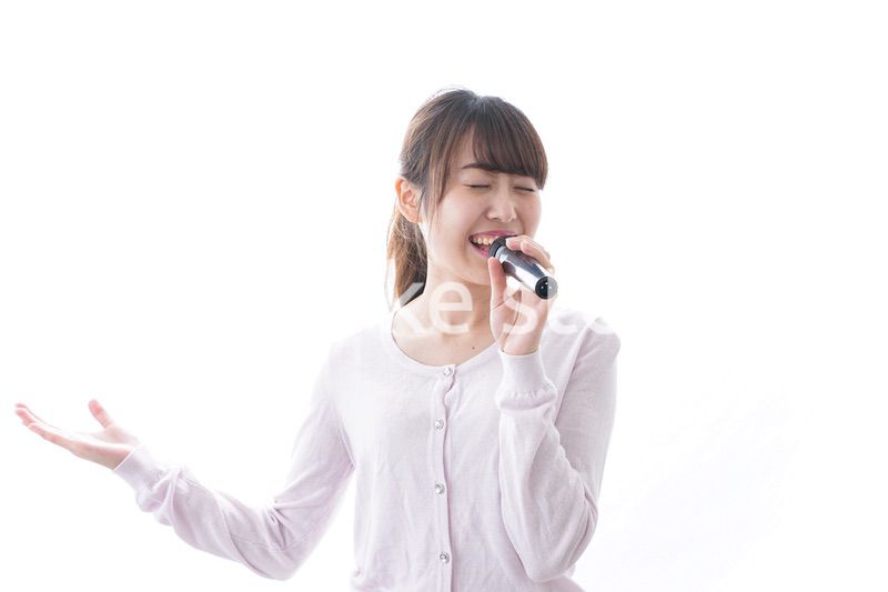 カラオケで歌う女性