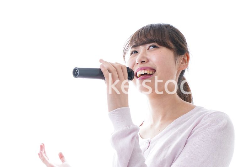 カラオケで歌う女性