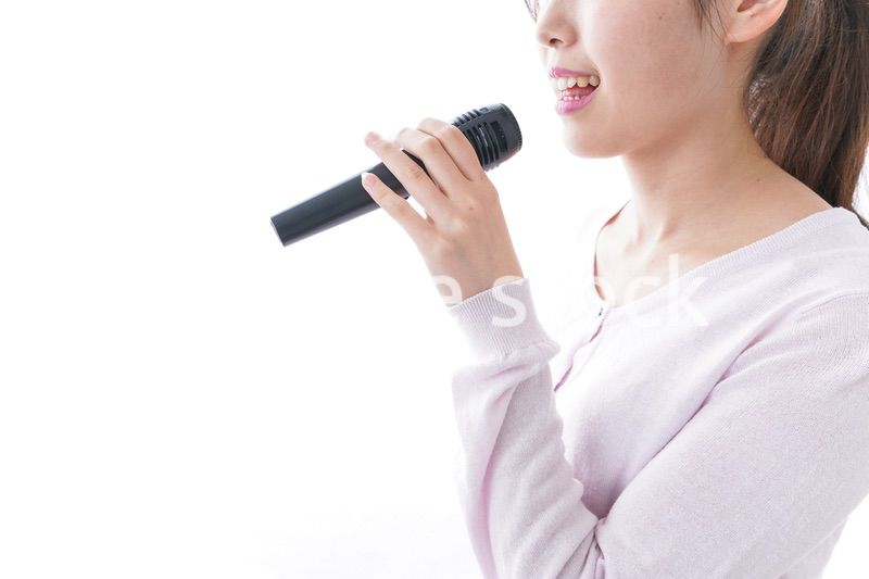 カラオケで歌う女性