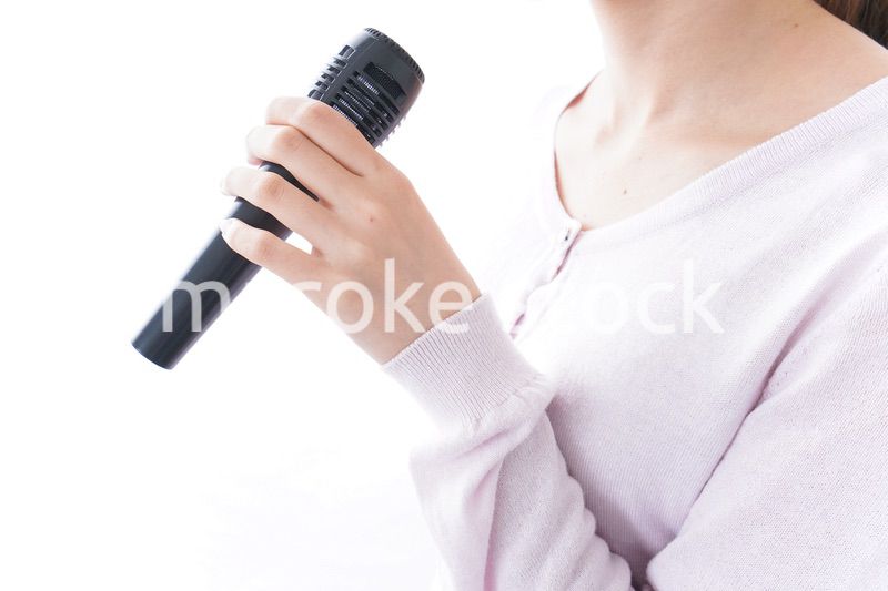 カラオケで歌う女性