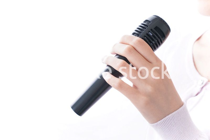 カラオケで歌う女性