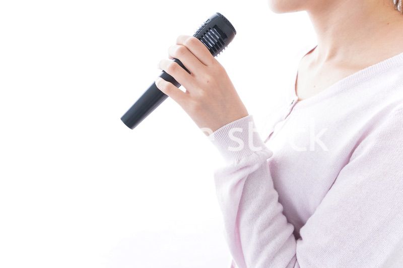 カラオケで歌う女性