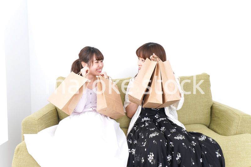 ショッピングをする女性