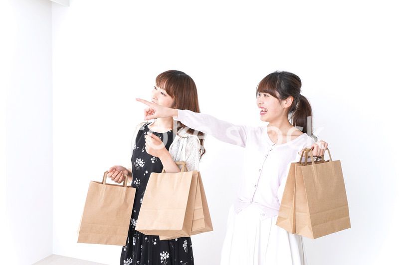 ショッピングをする女性