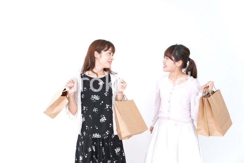 ショッピングをする女性