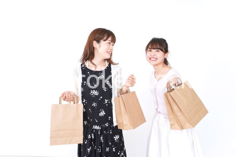 ショッピングをする女性