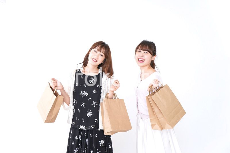 ショッピングをする女性