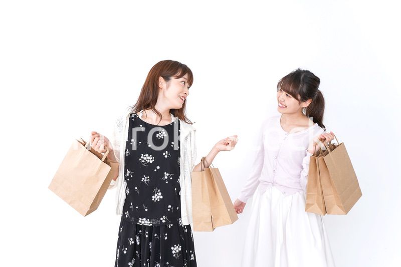 ショッピングをする女性