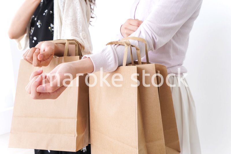 ショッピングをする女性