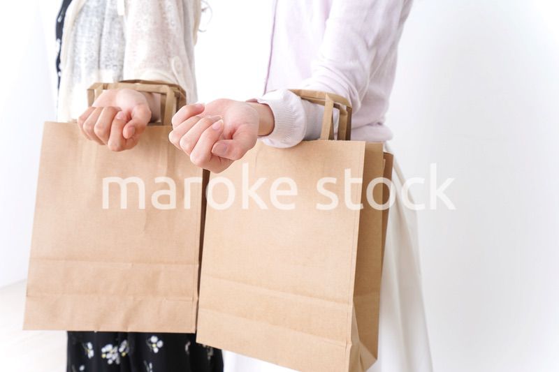 ショッピングをする女性