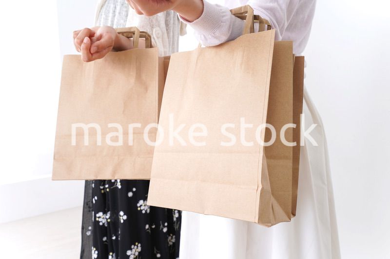 ショッピングをする女性