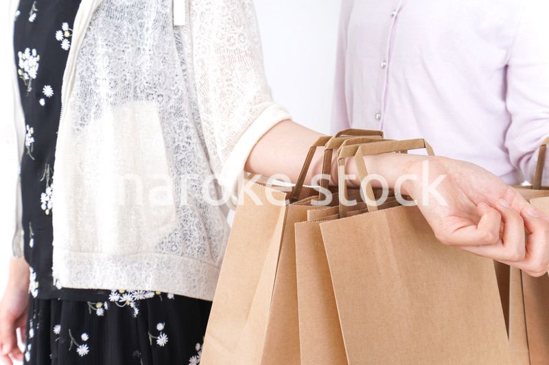 ショッピングをする女性