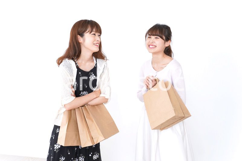 ショッピングをする女性