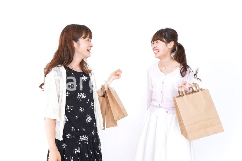 ショッピングをする女性