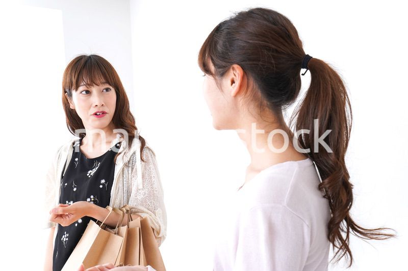 ショッピングをする女性