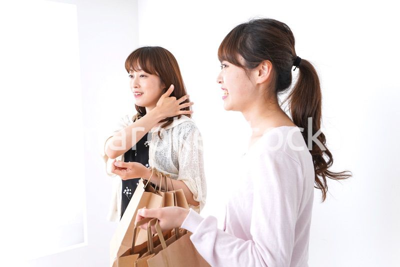 ショッピングをする女性