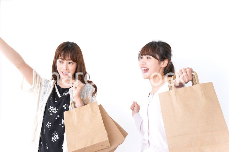 ショッピングをする女性