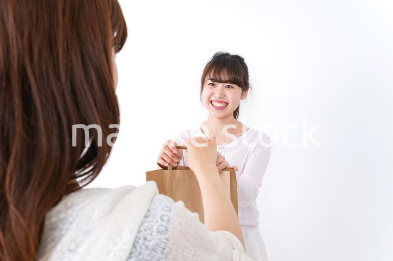 店のレジにいる女性