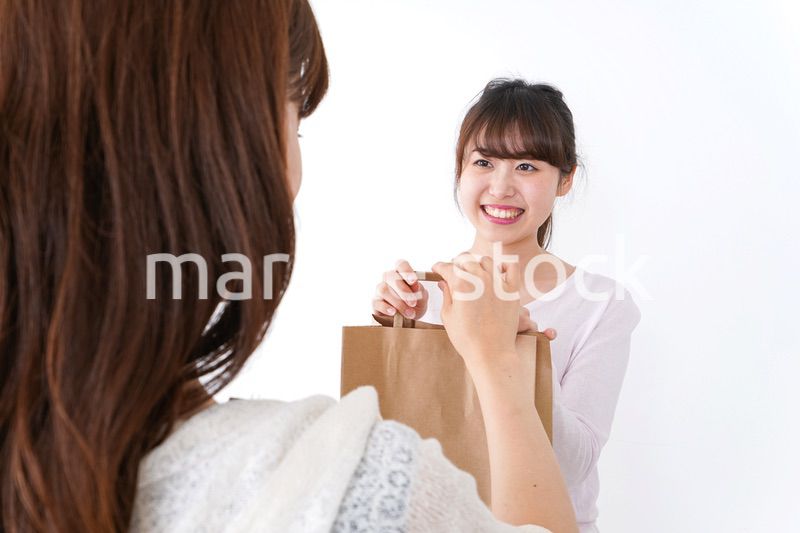 店のレジにいる女性