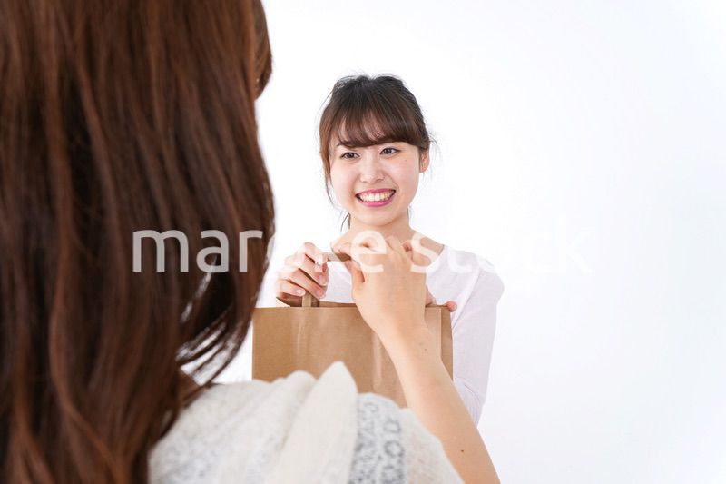 店のレジにいる女性