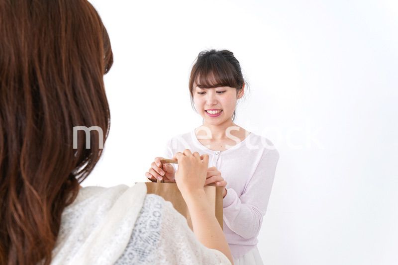 店のレジにいる女性