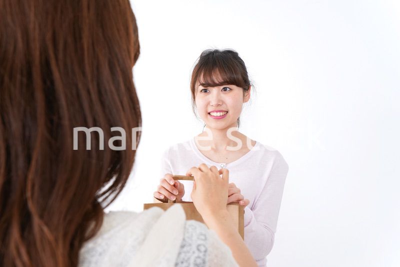 店のレジにいる女性