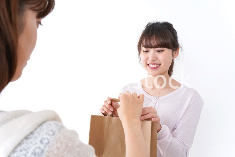 店のレジにいる女性