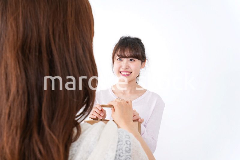 店のレジにいる女性