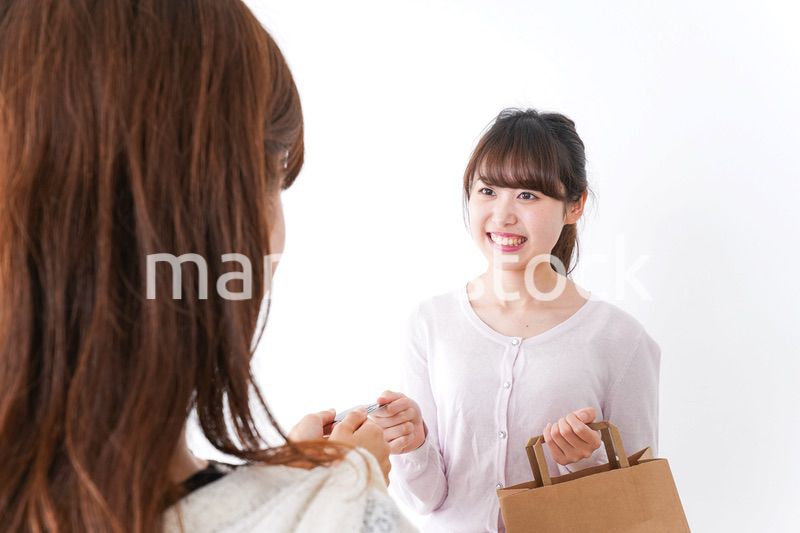 クレジットカードで支払う女性