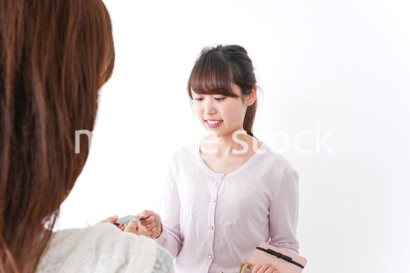 クレジットカードで支払う女性