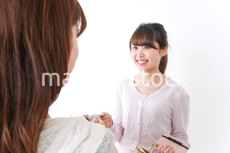 クレジットカードで支払う女性