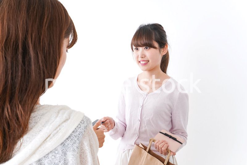 クレジットカードで支払う女性