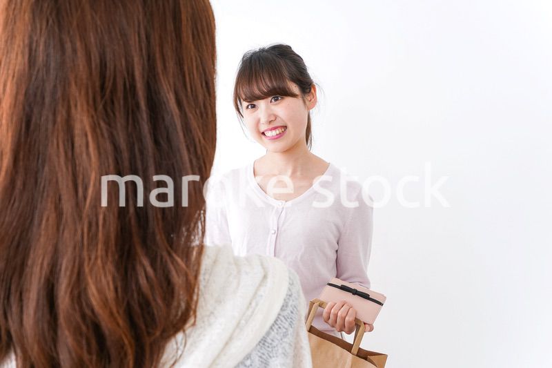 クレジットカードで支払う女性