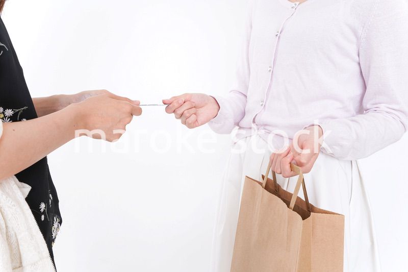 クレジットカードで支払う女性