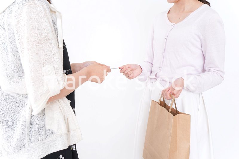 クレジットカードで支払う女性