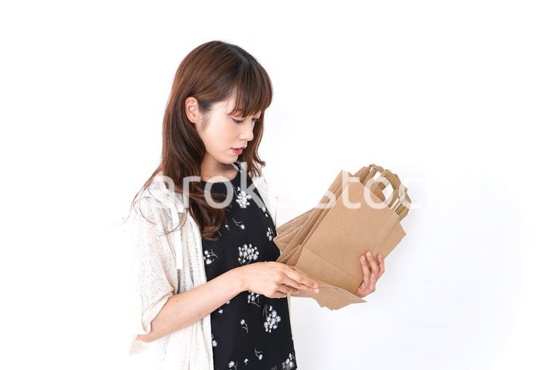 買い物袋を整理する店舗スタッフ